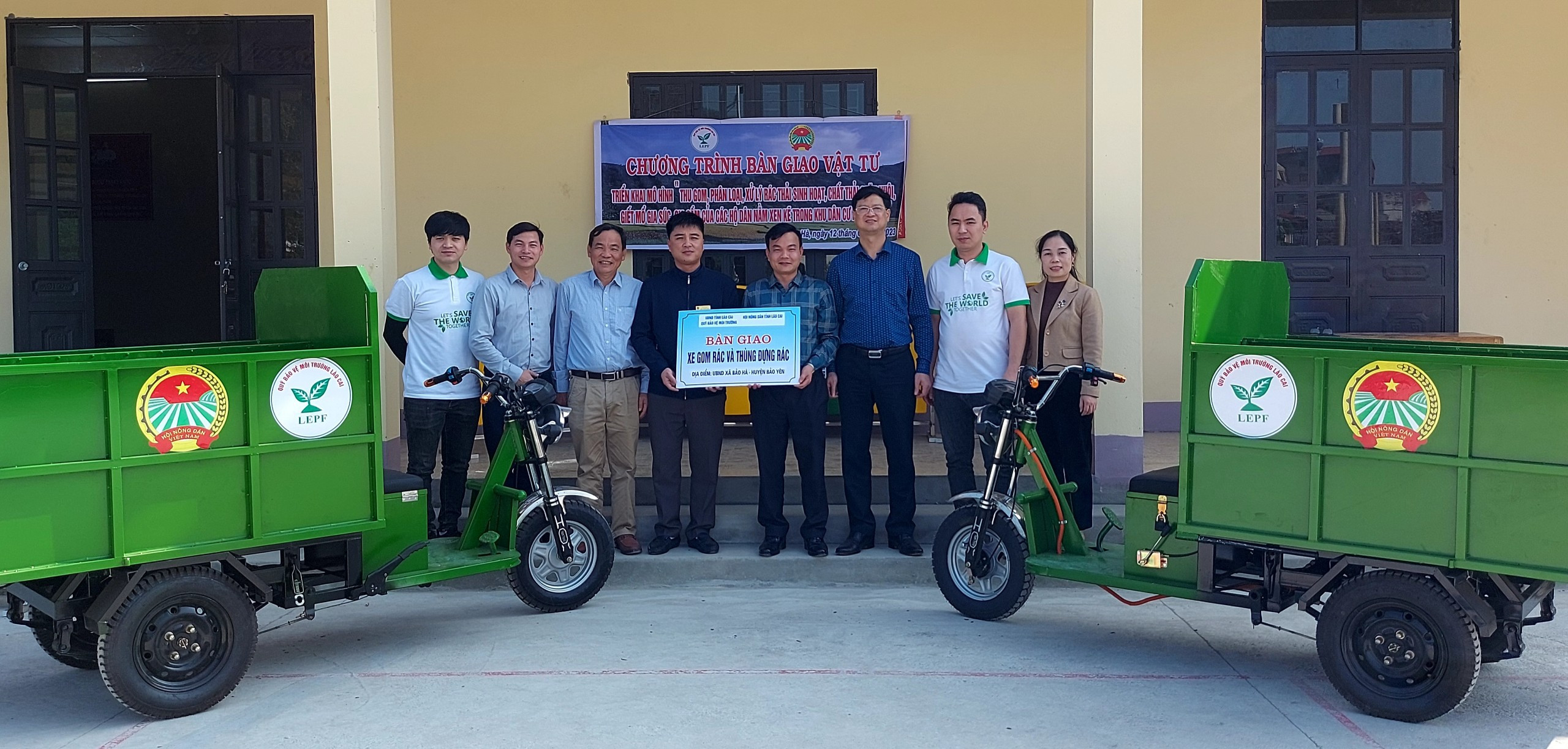 Hội Nông dân tỉnh bàn giao xe điện chở rác bảo vệ môi trường ảnh 1