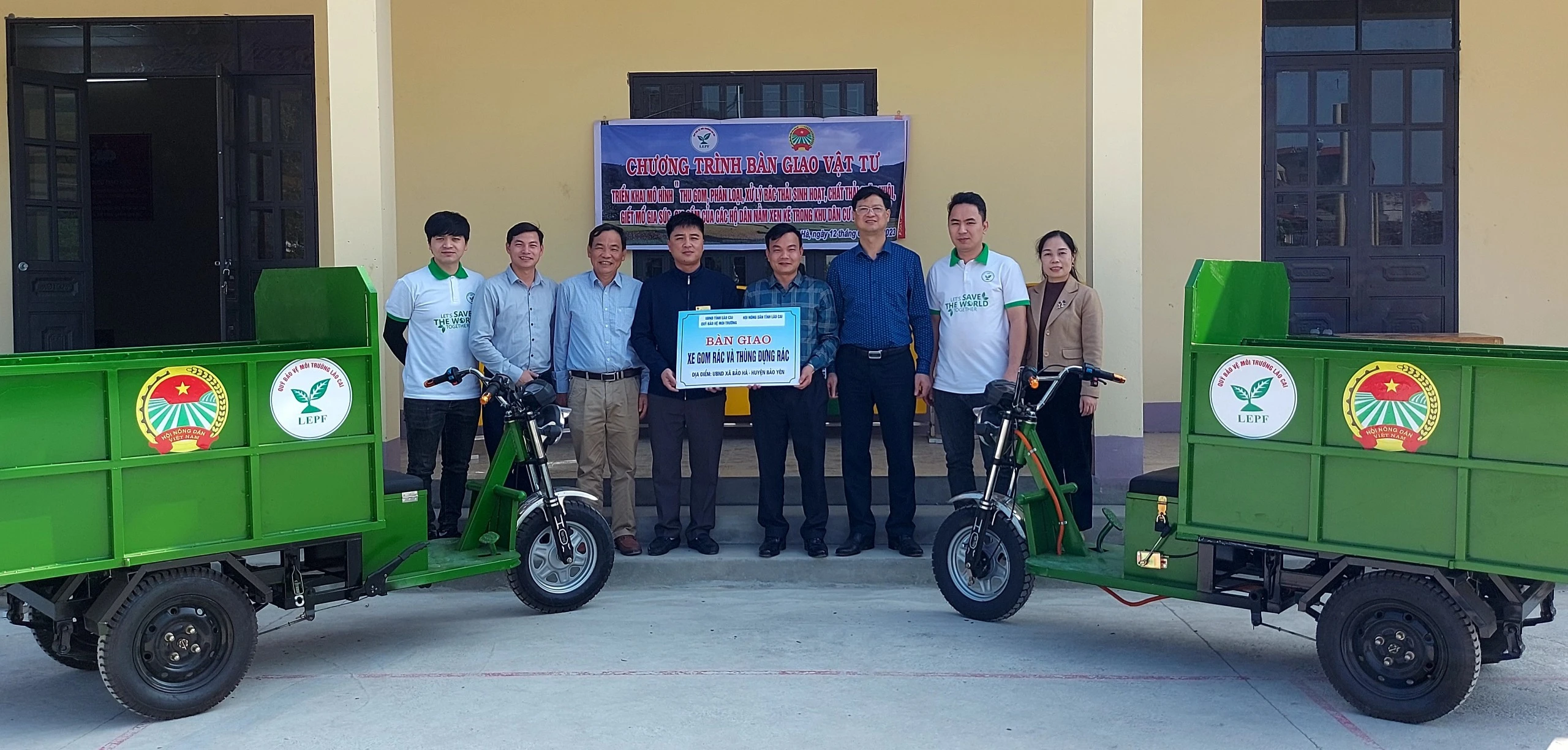 Hội Nông dân tỉnh bàn giao xe điện chở rác bảo vệ môi trường ảnh 1