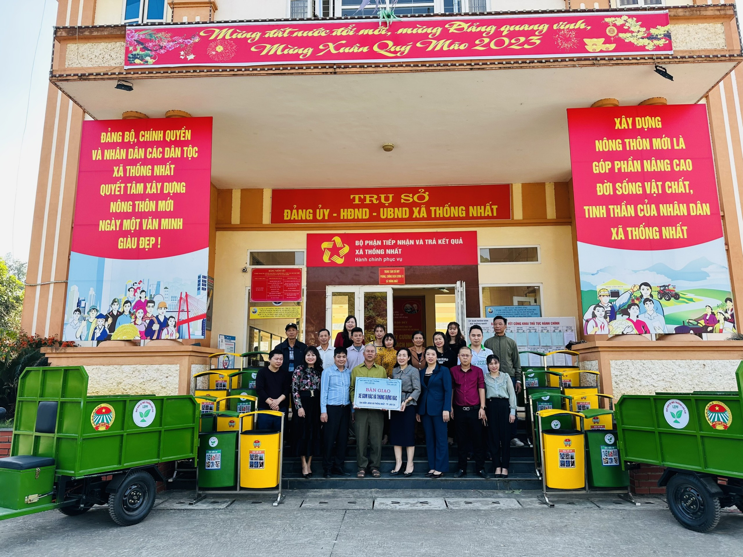 Hội Nông dân tỉnh bàn giao xe điện chở rác bảo vệ môi trường ảnh 2