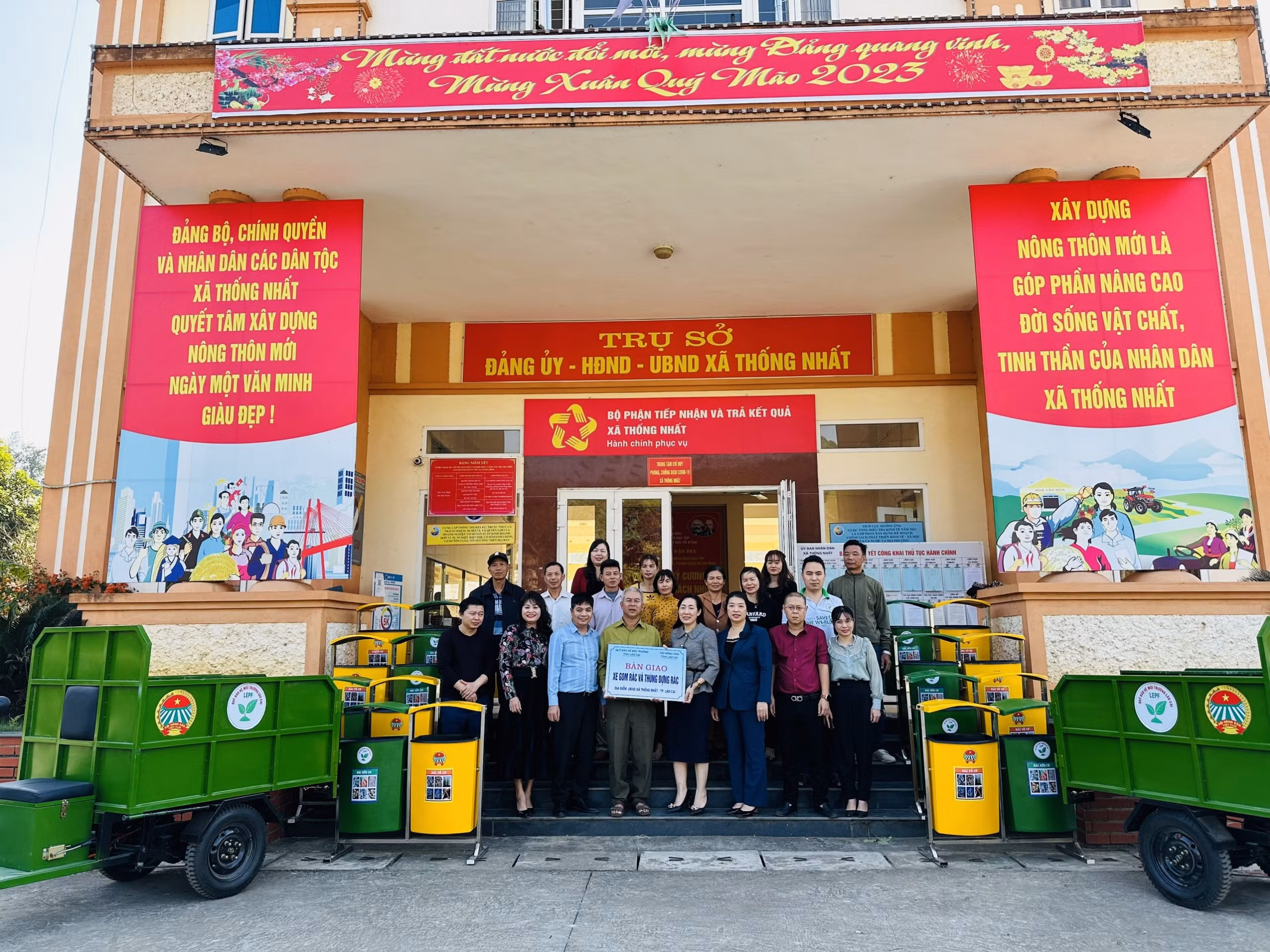 Hội Nông dân tỉnh bàn giao xe điện chở rác bảo vệ môi trường ảnh 2