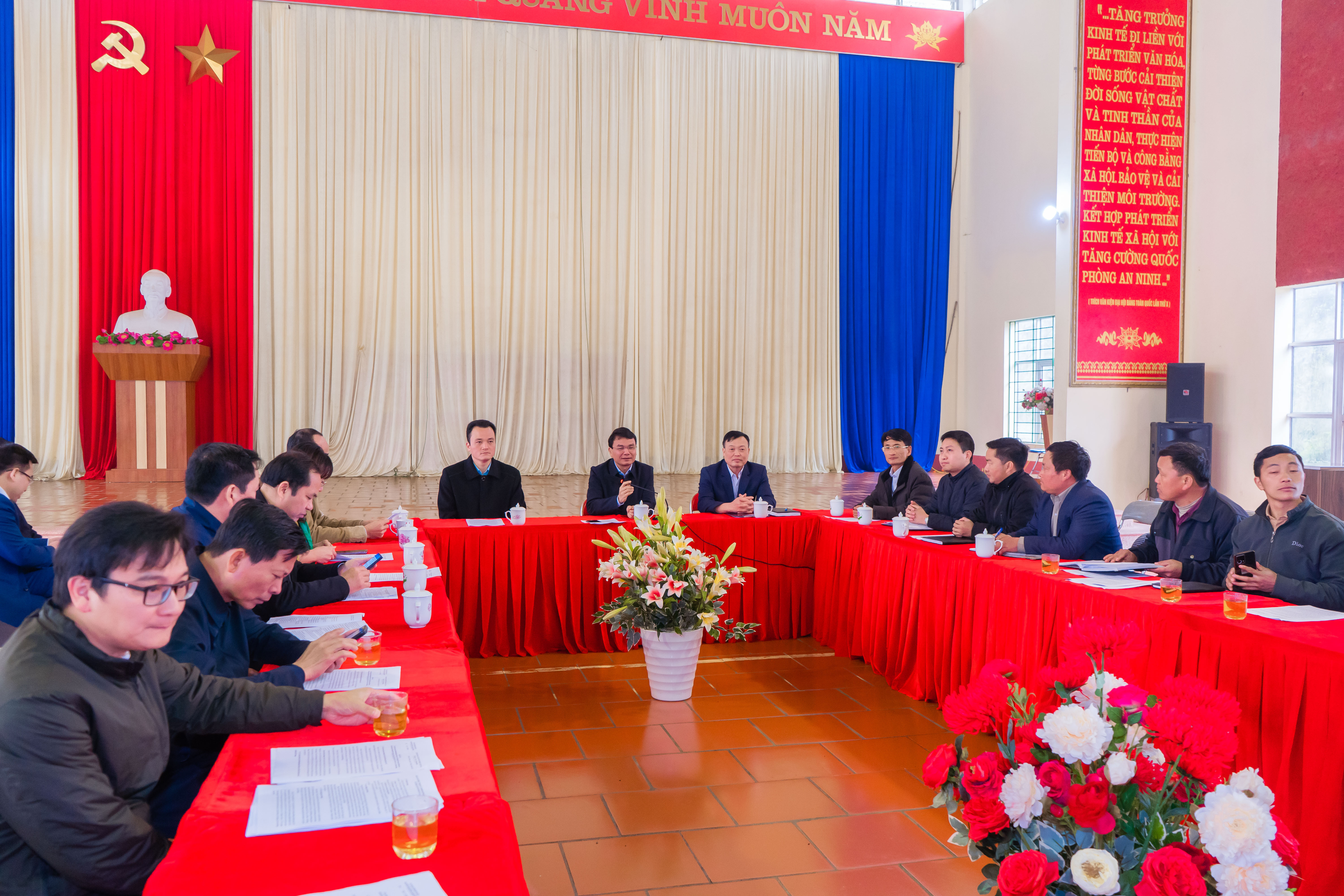 Đoàn công tác của Tỉnh ủy khảo sát thực tế tại huyện Mường Khương ảnh 3