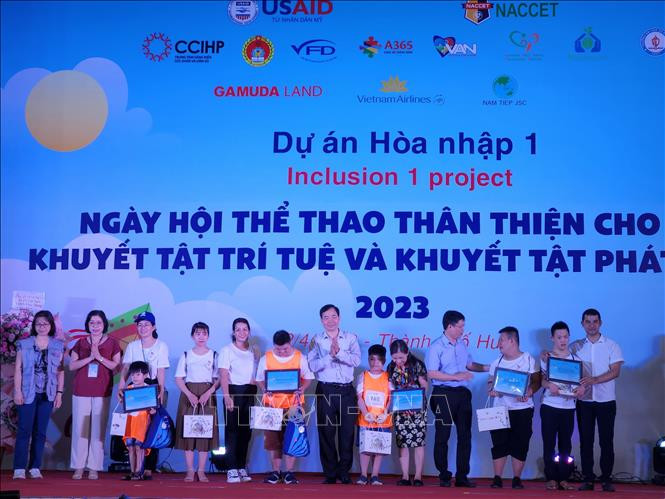 Trao chứng nhận cho 43 đoàn thi đấu từ 18 tỉnh thành trên cả nước. Trao chứng nhận cho 43 đoàn thi đấu từ 18 tỉnh thành trên cả nước.