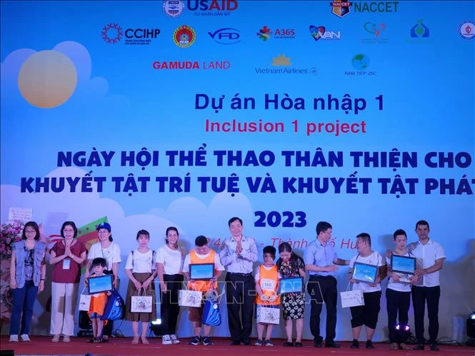 Trao chứng nhận cho 43 đoàn thi đấu từ 18 tỉnh thành trên cả nước.