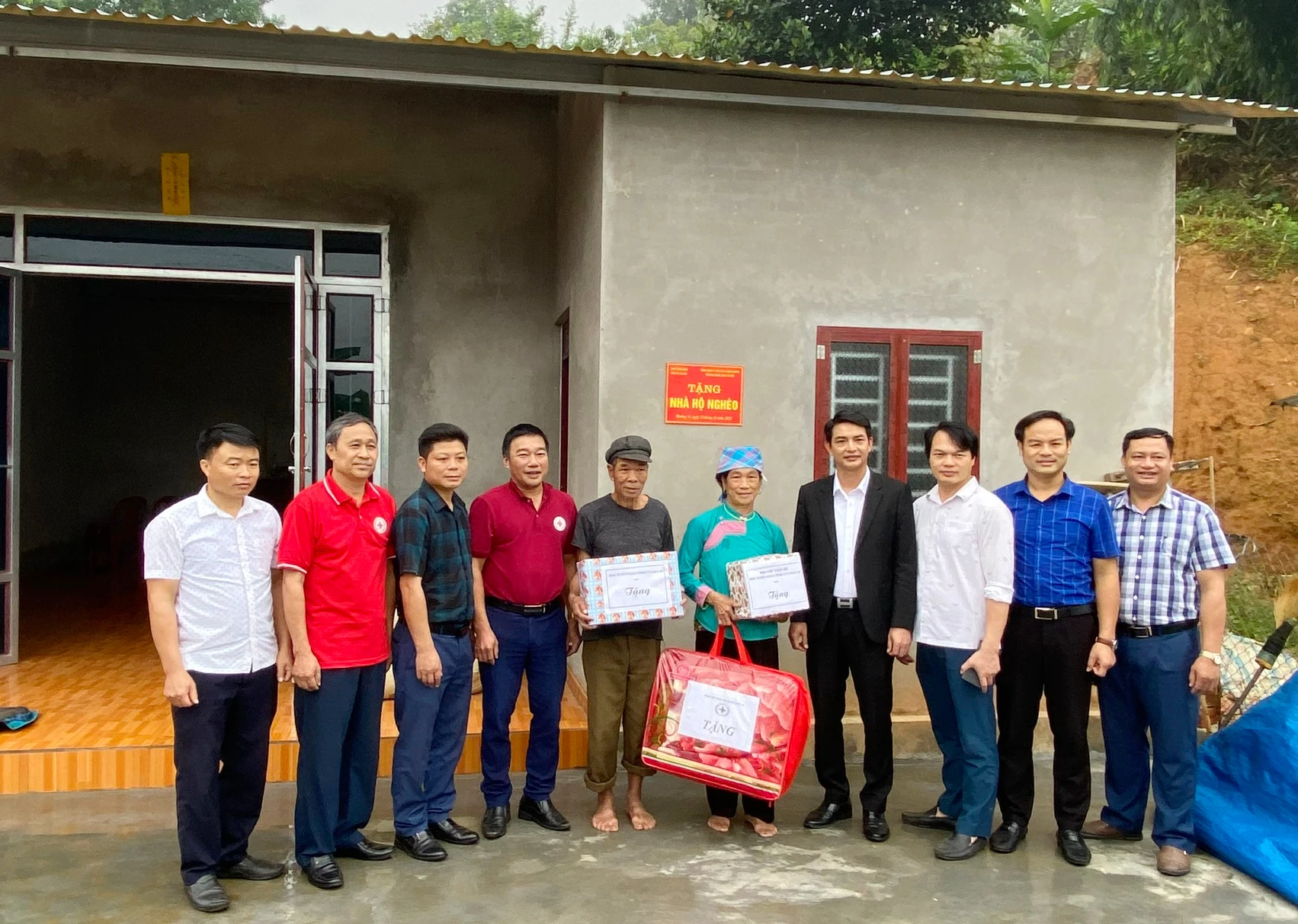 Đồng chí Nguyễn Thành Nam (thứ 4 bên phải ảnh), Phó Trưởng Ban Tuyên giáo Tỉnh ủy trao nhà tình nghĩa cho ông Làng Văn Pang, thôn Ná Ản, xã Mường Vi, huyện Bát Xát.