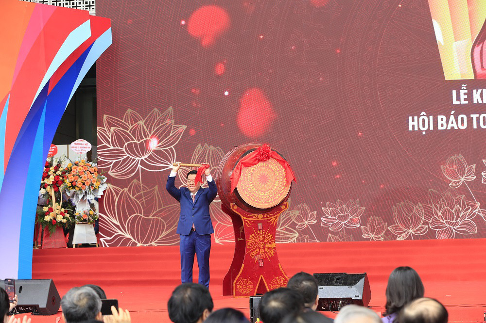 Ông Nguyễn Trọng Nghĩa, Bí thư Trung ương Đảng, Trưởng Ban Tuyên giáo Trung ương đánh trống khai mạc. Nghi thức cắt băng khai mạc. Ông Nguyễn Trọng Nghĩa, Bí thư Trung ương Đảng, Trưởng Ban Tuyên giáo Trung ương đánh trống khai mạc. Nghi thức cắt băng khai mạc.