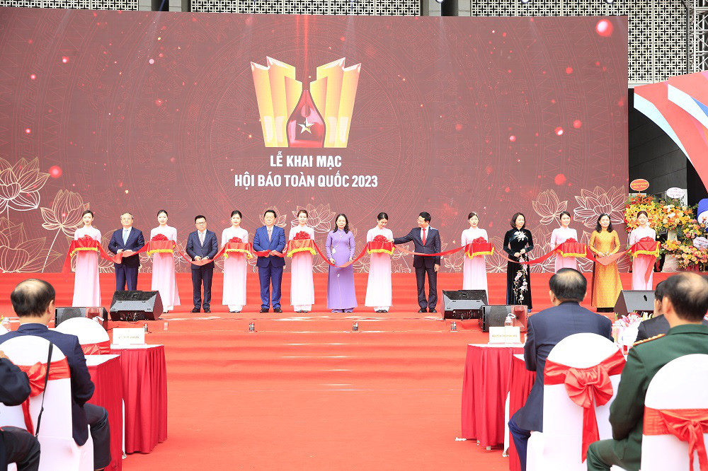 Ông Nguyễn Trọng Nghĩa, Bí thư Trung ương Đảng, Trưởng Ban Tuyên giáo Trung ương đánh trống khai mạc. Nghi thức cắt băng khai mạc. Ông Nguyễn Trọng Nghĩa, Bí thư Trung ương Đảng, Trưởng Ban Tuyên giáo Trung ương đánh trống khai mạc. Nghi thức cắt băng khai mạc.