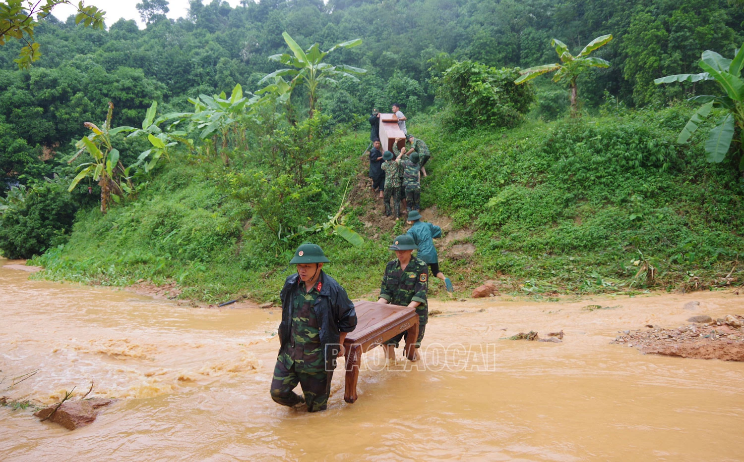 Bộ đội giúp dân di chuyển tài sản, khắc phục hậu quả mưa lũ.