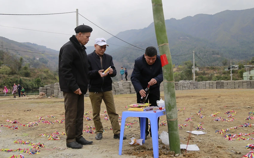 Đồng bào Giáy Mường Hum mở hội ném còn cầu năm mới mưa thuận gió hòa ảnh 1