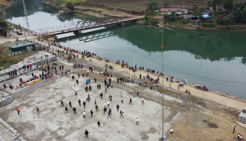 Đồng bào Giáy Mường Hum mở hội ném còn cầu năm mới mưa thuận gió hòa ảnh 3