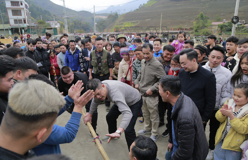 Đồng bào Giáy Mường Hum mở hội ném còn cầu năm mới mưa thuận gió hòa ảnh 5