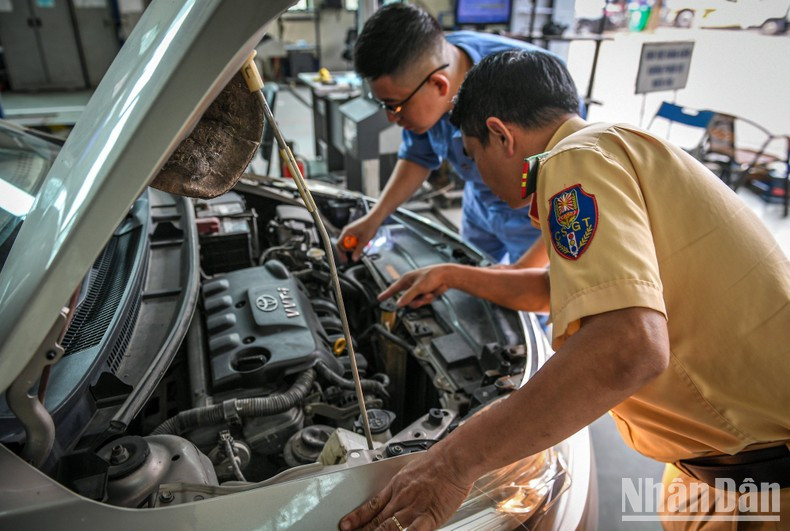 Hiện nay, công tác đăng kiểm đang nhận được sự hỗ trợ của lực lượng Cảnh sát giao thông. Hiện nay, công tác đăng kiểm đang nhận được sự hỗ trợ của lực lượng Cảnh sát giao thông.