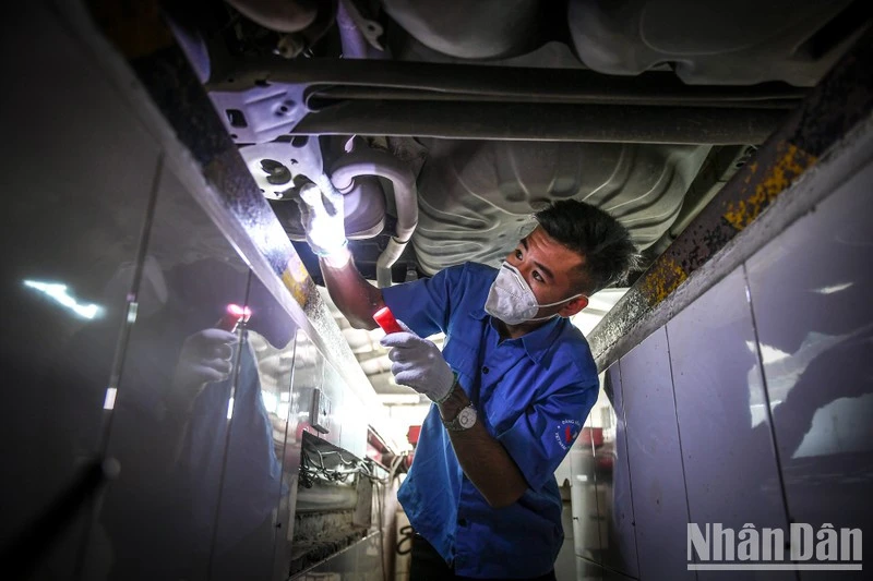 Đăng kiểm viên tiến hành kiểm tra xe tại Trung tâm đăng kiểm 29-03S.