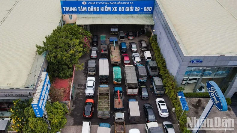 Tình trạng ùn tắc diễn ra tại một trung tâm đăng kiểm tại Hà Nội.