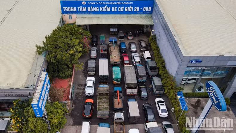 Tình trạng ùn tắc diễn ra tại một trung tâm đăng kiểm tại Hà Nội.