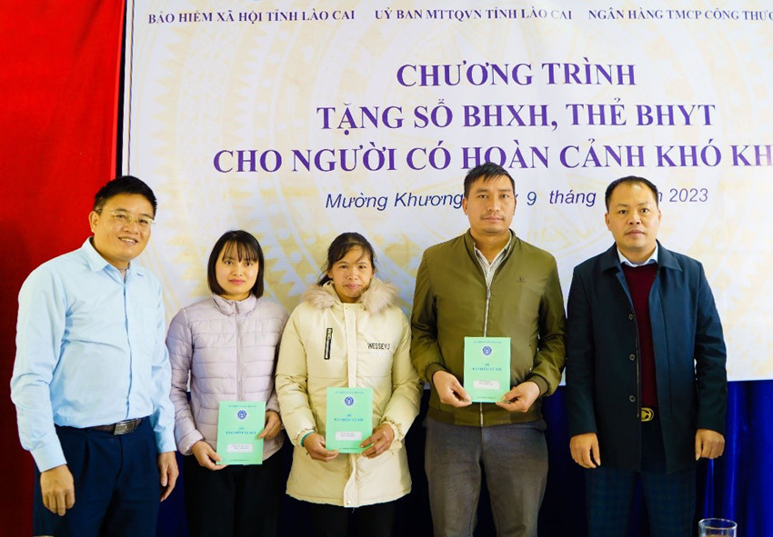 Trao sổ BHXH cho người dân có hoàn cảnh khó khăn. Trao sổ BHXH cho người dân có hoàn cảnh khó khăn.