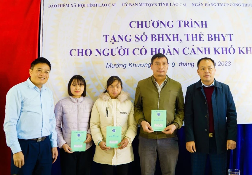 Trao sổ BHXH cho người dân có hoàn cảnh khó khăn.