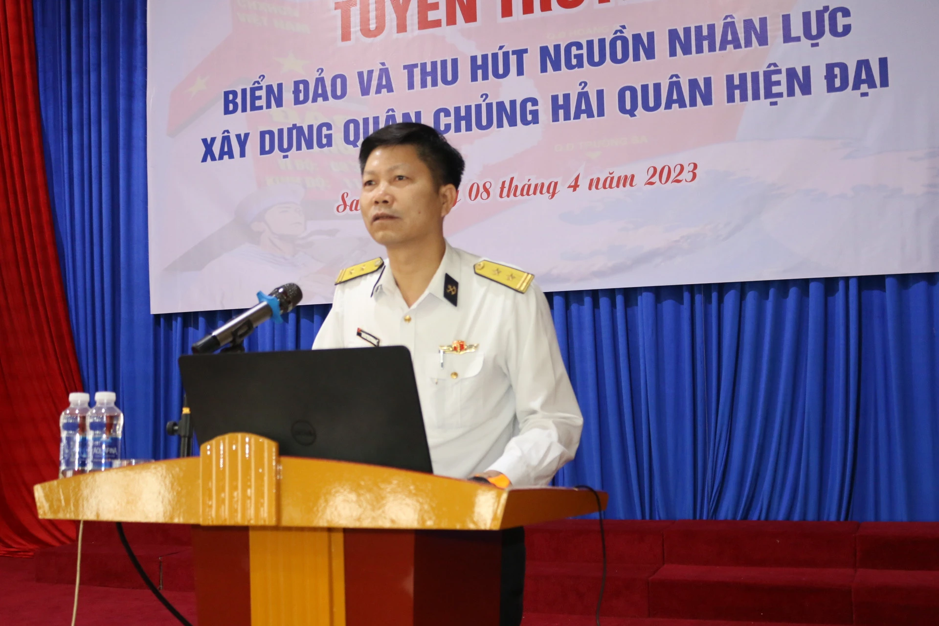 Trung tá Hoàng Đình Phương, Phó Chủ nhiệm Chính trị, Lữ đoàn Công binh 131 Hải quân thông tin các chuyên đề về biển, đảo.