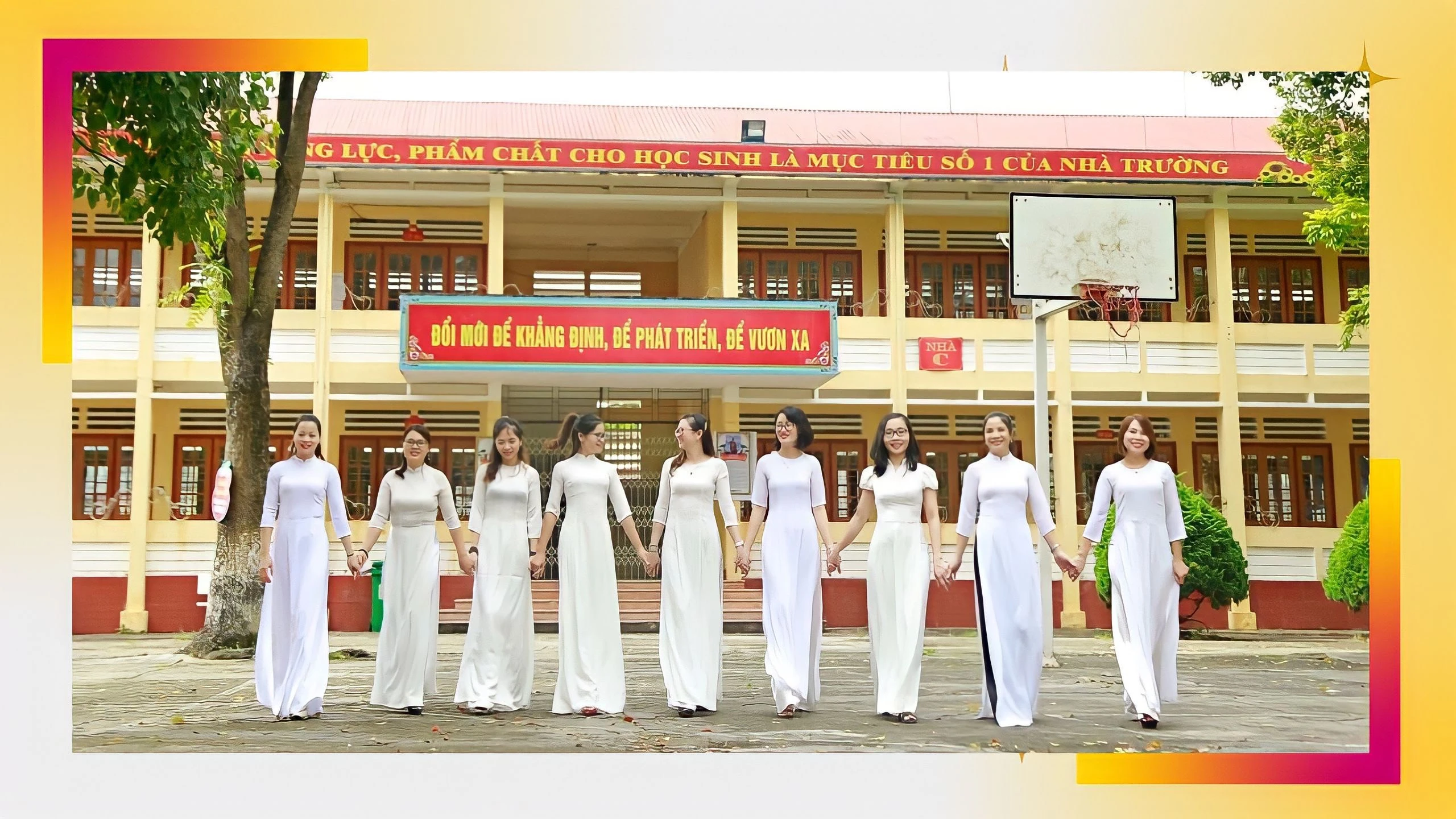 Nhiều người trẻ mặc áo dài truyền thống để gìn giữ và phát huy giá trị văn hóa tốt đẹp.