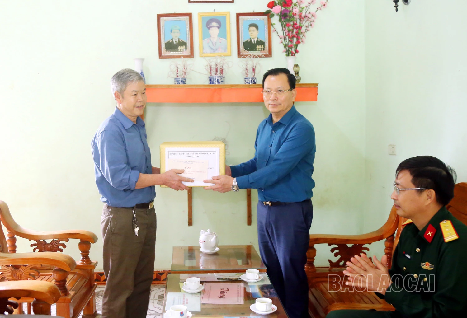 Các đồng chí lãnh đạo tỉnh thăm, tặng quà gia đình quân nhân, cựu quân nhân và người có công tại một số địa phương ảnh 2