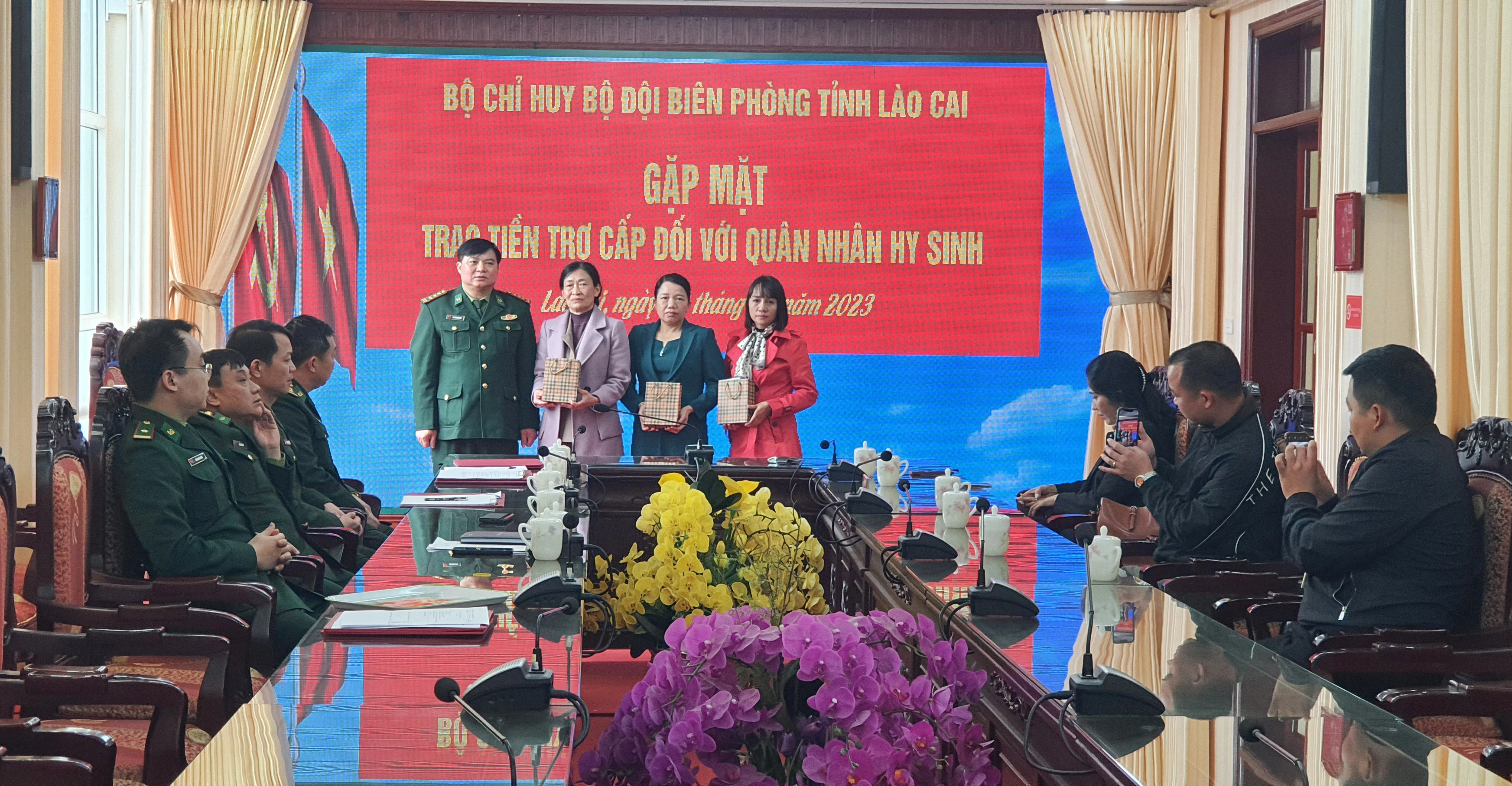 Trao hỗ trợ cho thân nhân liệt sỹ.