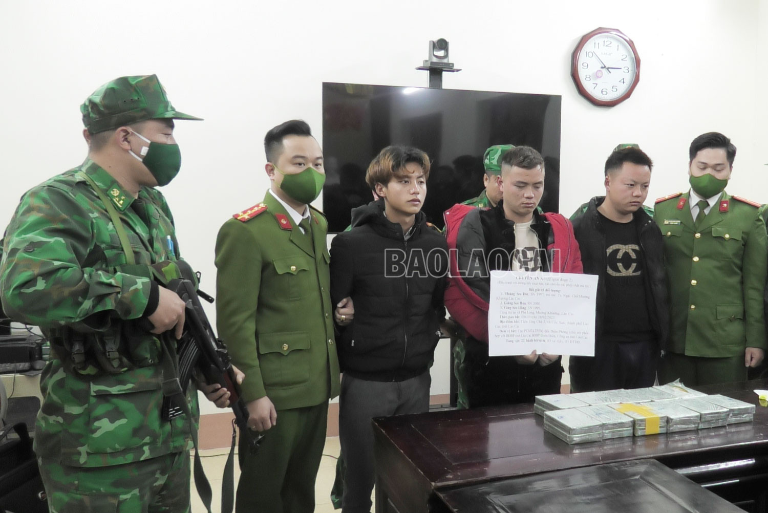 3 đối tượng bị bắt giữ cùng tang vật. 3 đối tượng bị bắt giữ cùng tang vật.