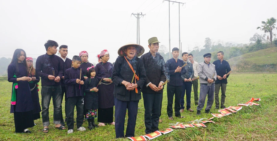 Ngày đầu năm cùng người Tày ra đồng tìm hướng kiêng ảnh 1