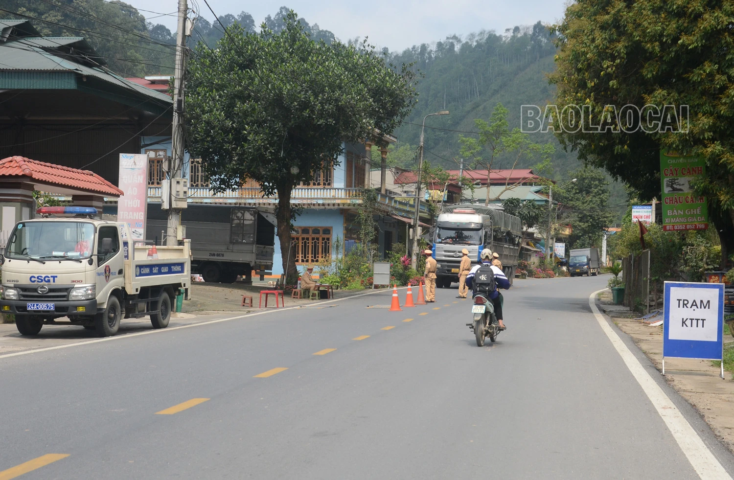 Cảnh sát giao thông Công an huyện Bảo Thắng thực hiện cân tải trọng các xe ô tô tải.
