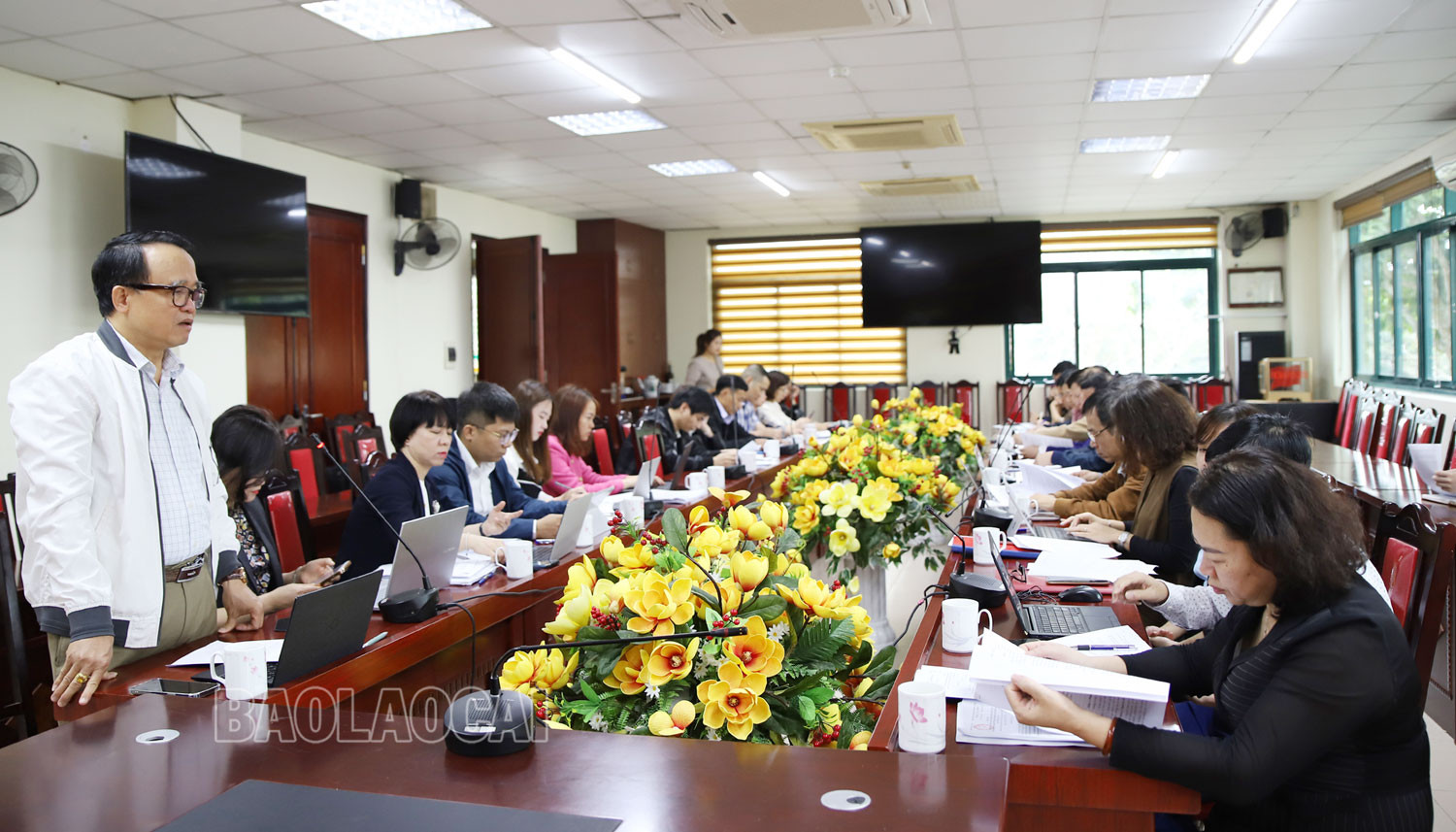 Quang cảnh buổi làm việc. Quang cảnh buổi làm việc.