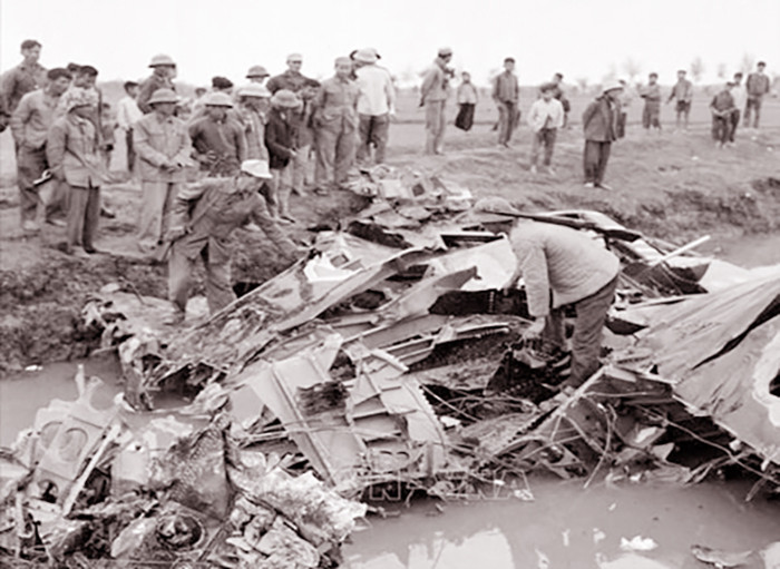 Máy bay B-52 đầu tiên bị Tiểu đoàn 59, Trung đoàn Tên lửa 261 bắn rơi trên cánh đồng Chuôm, xã Phù Lỗ, Đông Anh (Hà Nội) vào đêm 18/12/1972. Ảnh: Tư liệu Máy bay B-52 đầu tiên bị Tiểu đoàn 59, Trung đoàn Tên lửa 261 bắn rơi trên cánh đồng Chuôm, xã Phù Lỗ, Đông Anh (Hà Nội) vào đêm 18/12/1972. Ảnh: Tư liệu