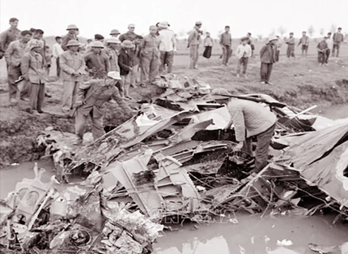Máy bay B-52 đầu tiên bị Tiểu đoàn 59, Trung đoàn Tên lửa 261 bắn rơi trên cánh đồng Chuôm, xã Phù Lỗ, Đông Anh (Hà Nội) vào đêm 18/12/1972. Ảnh: Tư liệu