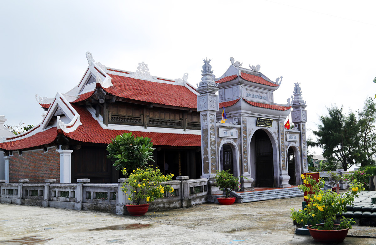 Cán bộ, chiến sỹ đảo Sinh Tồn Đông đón đoàn công tác của Lữ đoàn 146 lên thăm và chúc Tết Nguyên đán Quý Mão 2023. Cán bộ, chiến sỹ đảo Sinh Tồn Đông vận chuyển hàng tết từ cầu tàu vào trung tâm đảo. Những cây quất trĩu quả vượt qua bao sóng gió đến với quân, dân đảo Sinh Tồn Đông. Cán bộ, chiến sỹ mới lên đảo trò chuyện. Đoàn công tác của Lữ đoàn 146, Vùng 4 Hải quân gặp mặt, chúc tết cán bộ, chiến sỹ trên đảo Sinh Tồn Đông. Lãnh đạo Lữ đoàn 146 trao quà tết cho cán bộ, chiến sỹ đảo Sinh Tồn Đông. Chùa Sinh Tồn Đông – cột mốc lịch sử, điểm tựa tinh thần của quân và dân xã đảo Sinh Tồn Đông. Tết này, hệ thống điện gió và điện mặt trời được cải tạo hiện đại hơn để phục vụ quân và dân trên đảo. Vườn rau tăng gia trên đảo. Dù vui xuân, đón tết nhưng nhiệm vụ canh gác bảo vệ biển, đảo vẫn được cán bộ, chiến sỹ Sinh Tồn Đông duy trì đúng quy định.