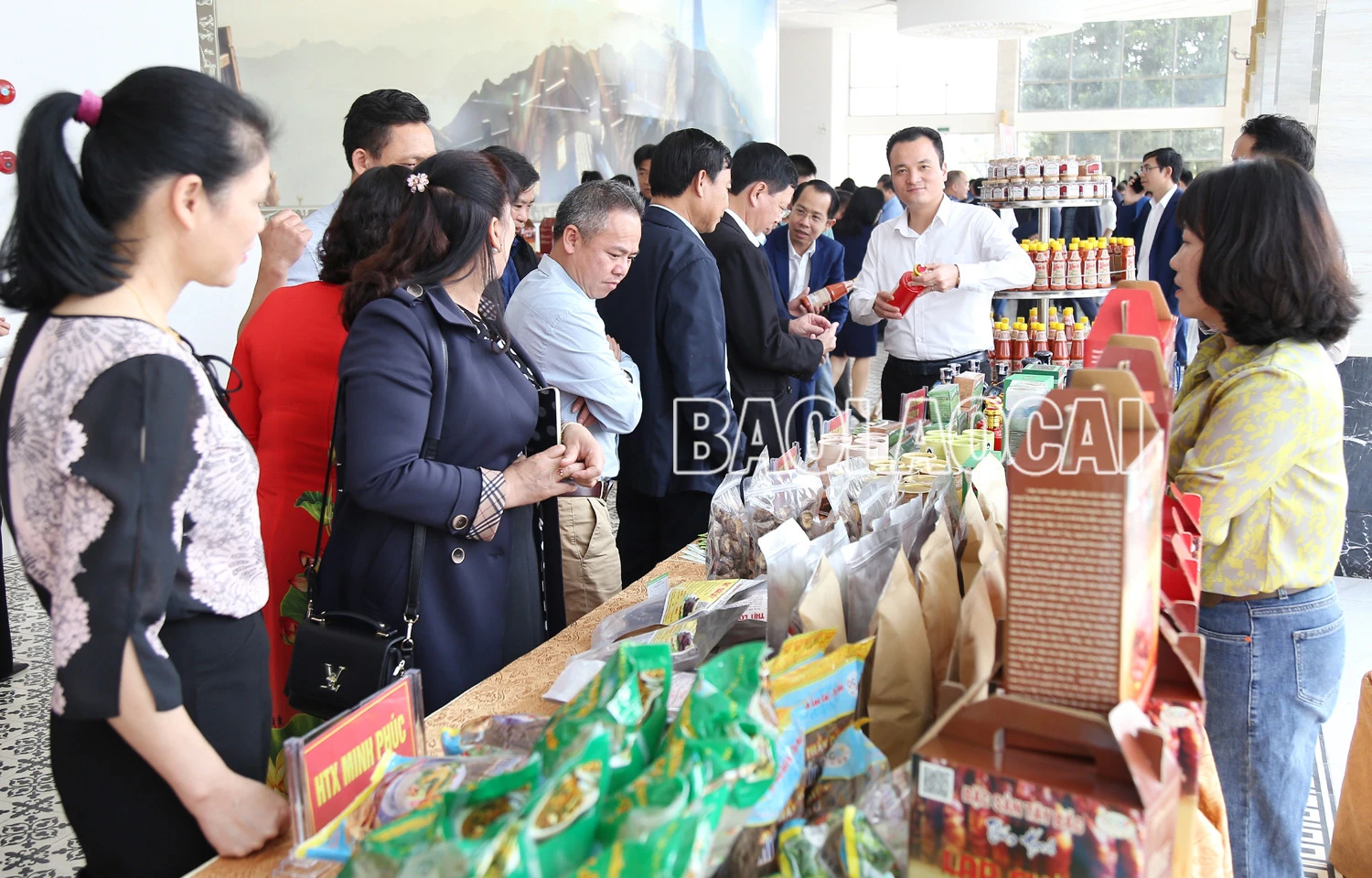 Chủ tịch UBND tỉnh Trịnh Xuân Trường tham quan gian hàng trưng bày sản phẩm OCOP.