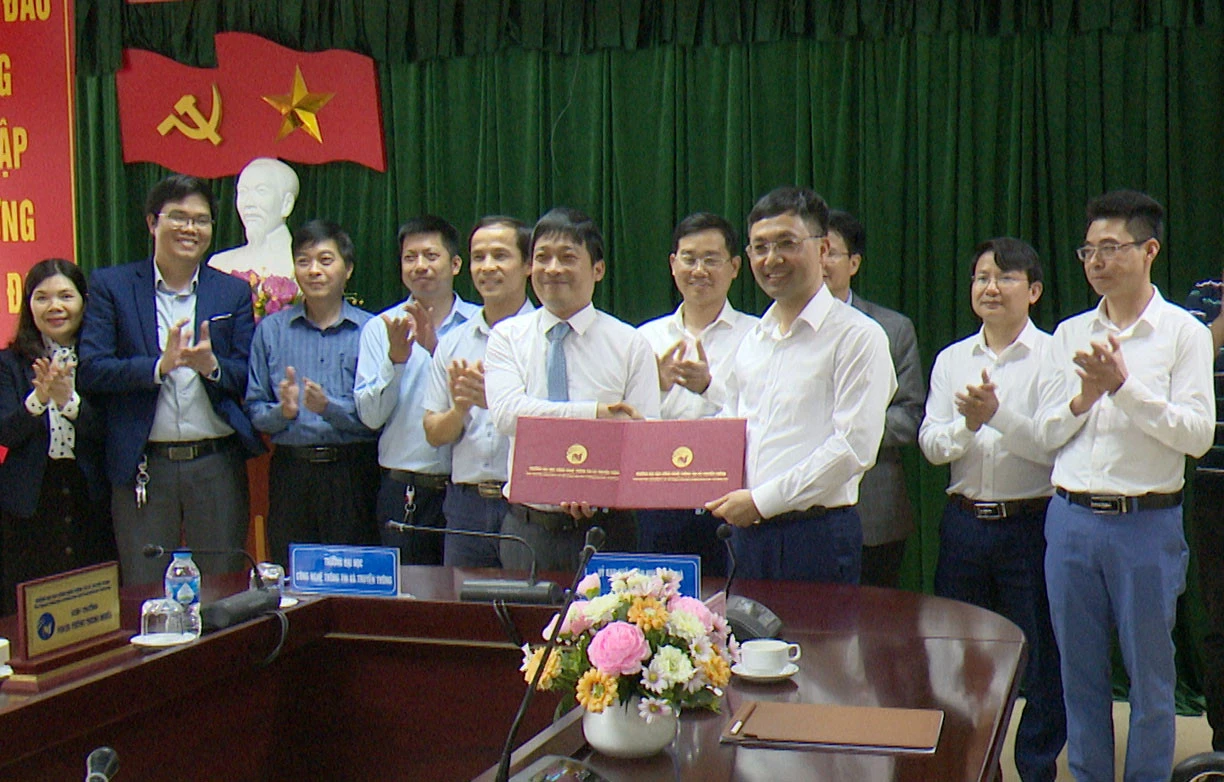 UBND huyện Bắc Hà và Đại học Công nghệ thông tin và Truyền thông - Đại học Thái Nguyên ký kết hợp tác về công tác chuyển đổi số.