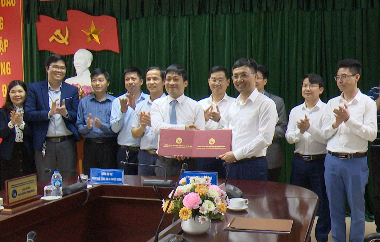 UBND huyện Bắc Hà và Đại học Công nghệ thông tin và Truyền thông - Đại học Thái Nguyên ký kết hợp tác về công tác chuyển đổi số.