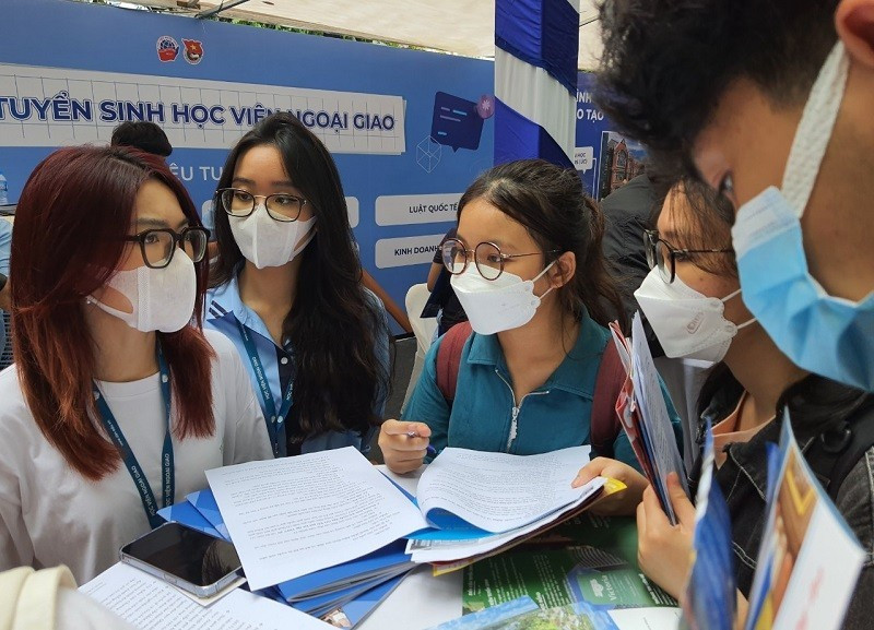 Bộ GD&ĐT khuyến cáo loại bỏ phương thức xét tuyển không hiệu quả ảnh 1 Thí sinh tham dự ngày hội tư vấn tuyển sinh, hướng nghiệp năm 2022. Ảnh có tính chất minh họa.