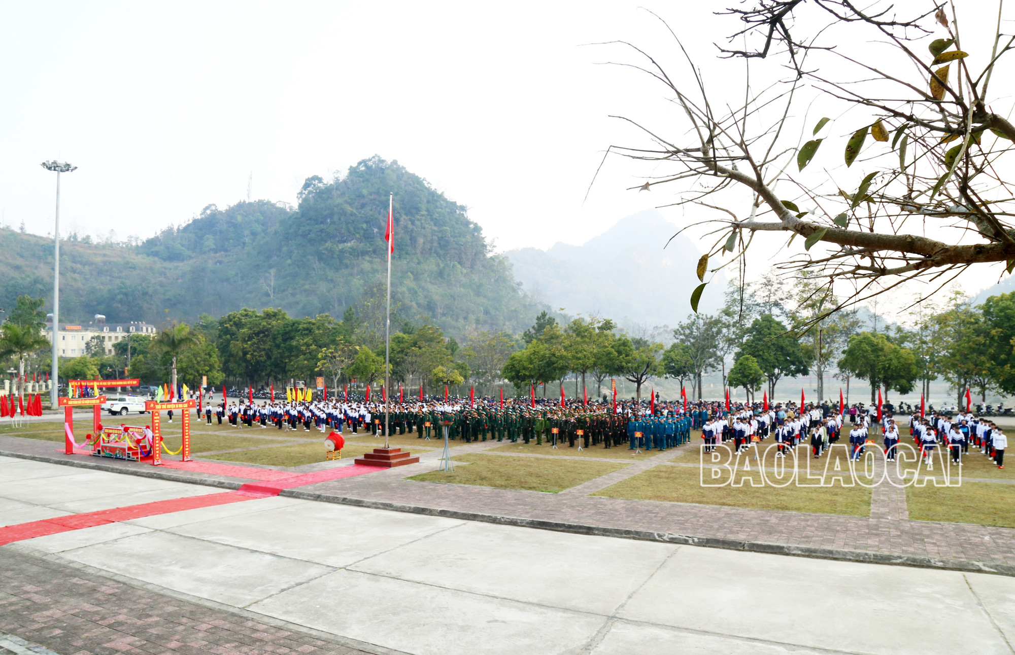 Các tân binh và đông đảo người thân, các em học sinh đến tiễn tân binh lên đường nhập ngũ.