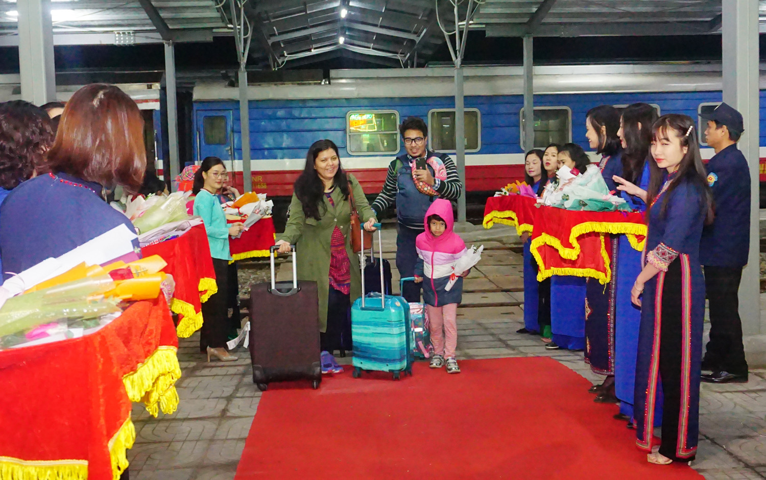 Chào đón đoàn khách du lịch đầu tiên "xông đất" Lào Cai trong ngày đầu năm mới 2023 ảnh 8