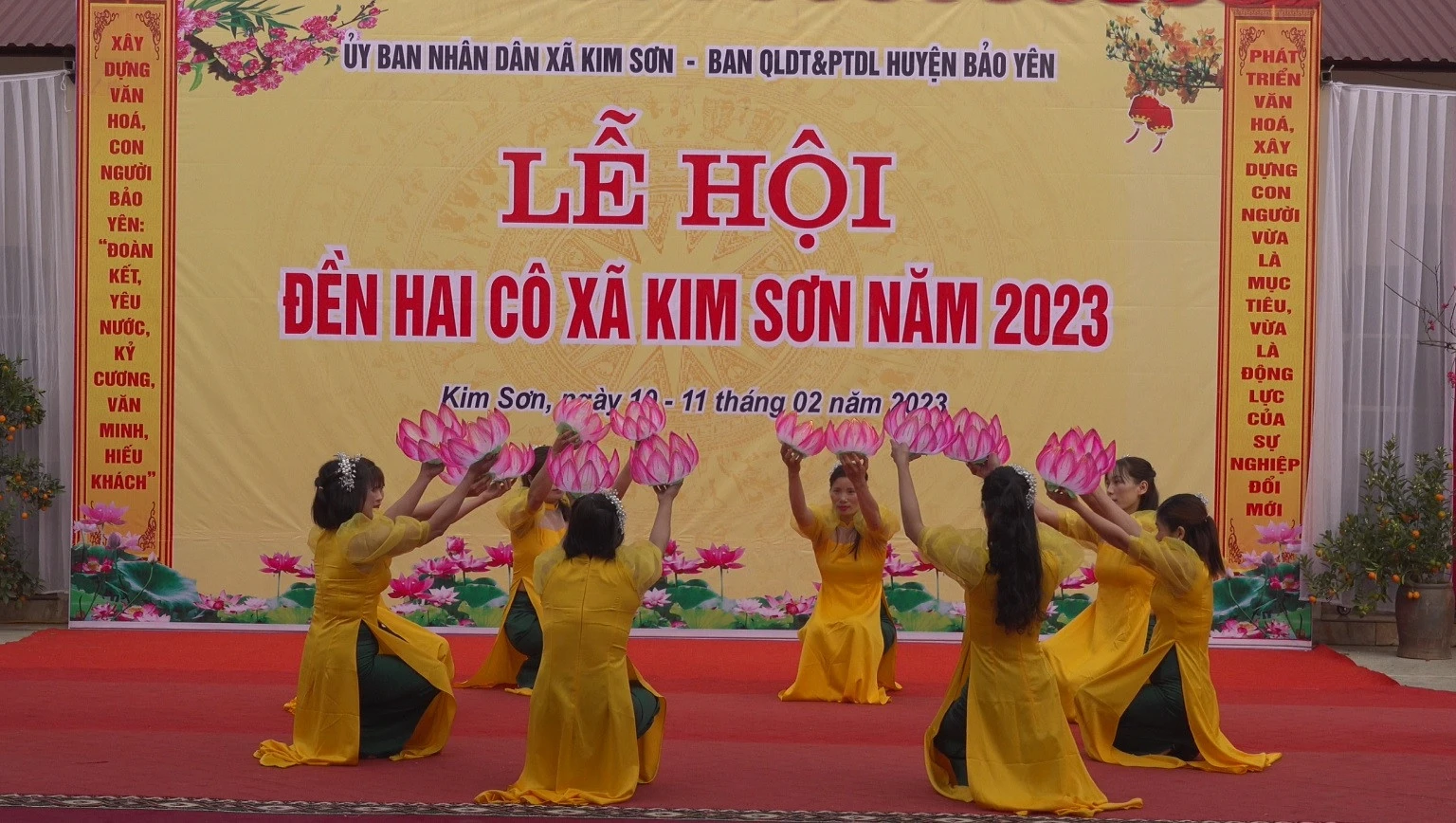 Biểu diễn văn nghệ tại lễ hội.