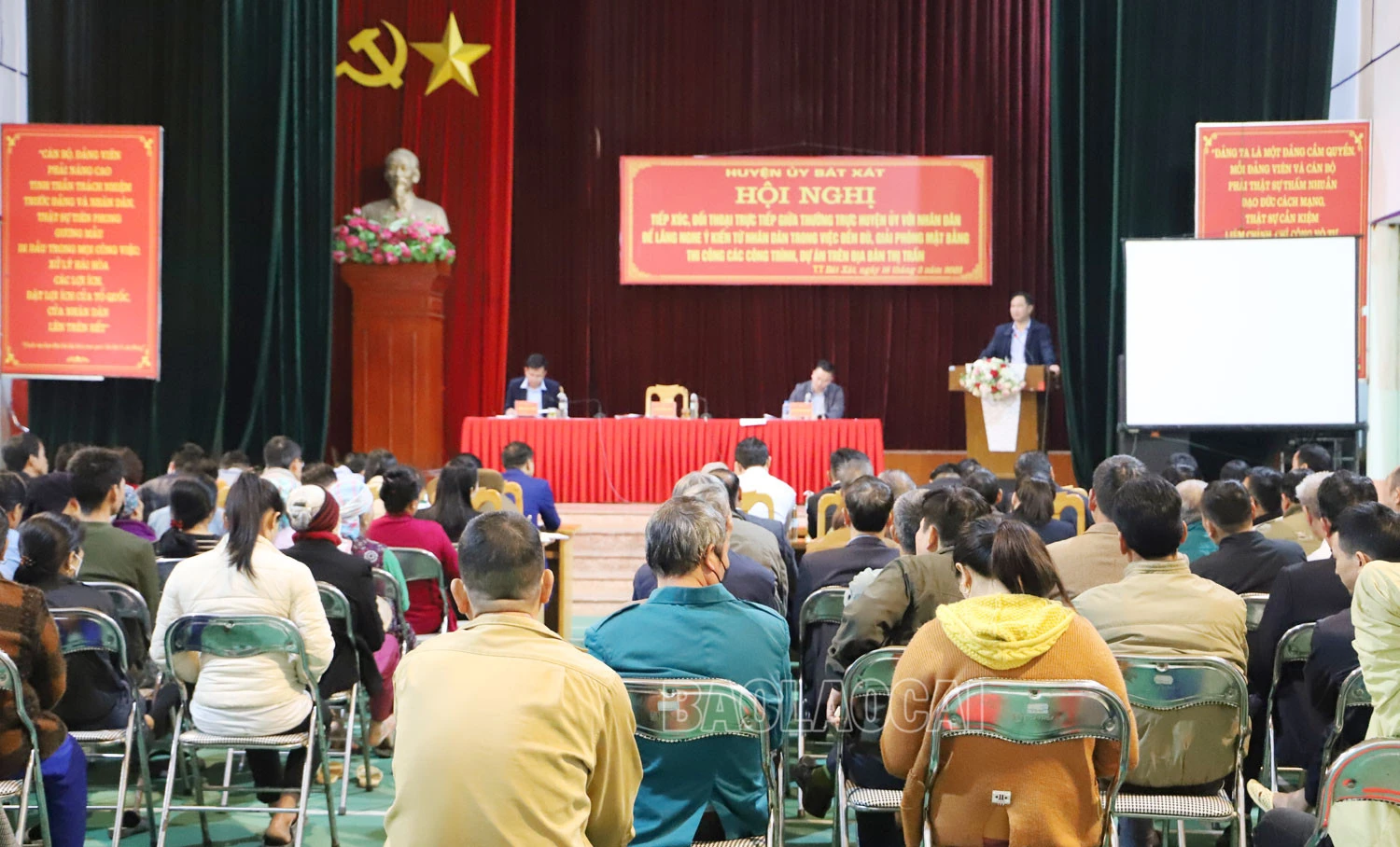 Hơn 80 hộ nằm trong vùng triển khai các công trình, dự án trên địa bàn thị trấn Bát Xát tham gia hội nghị.