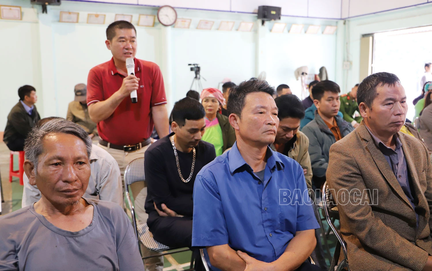 Người dân nêu ý kiến tại hội nghị.