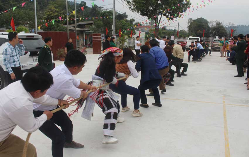 Phó Bí thư Tỉnh ủy Hoàng Giang dự Ngày hội Biên phòng toàn dân tại xã biên giới Bản Qua ảnh 7