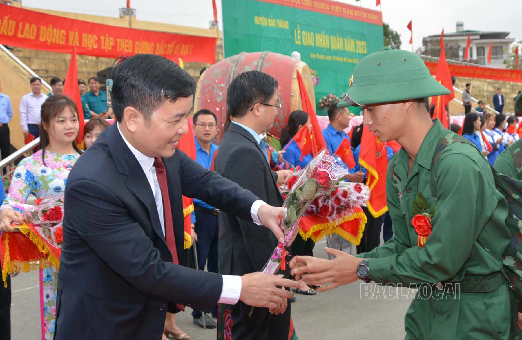 Lãnh đạo huyện Bảo Thắng động viên các tân binh.