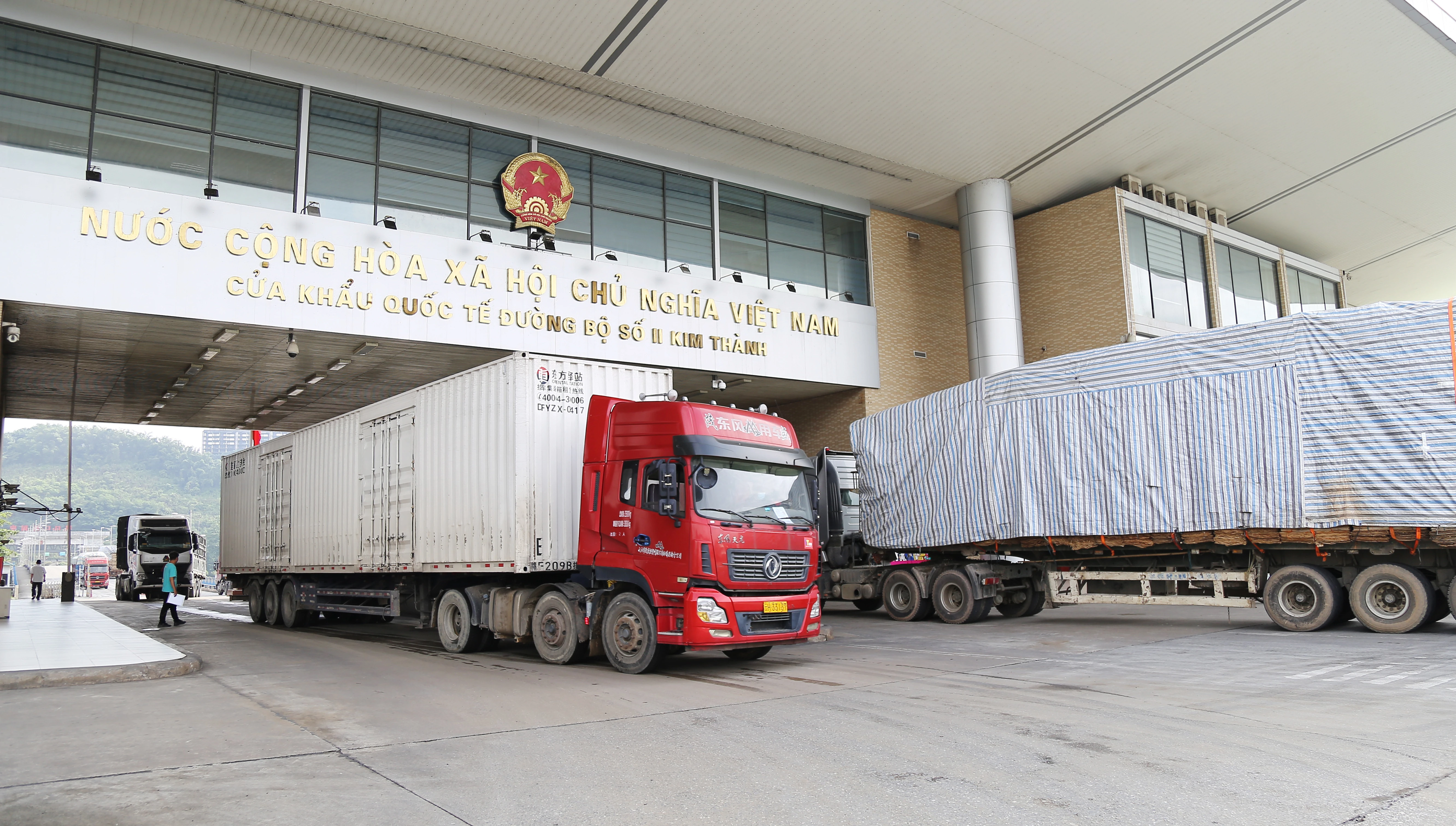 Hoạt động xuất - nhập khẩu hàng hóa qua Cửa khẩu Quốc tế đường bộ số II Kim Thành.