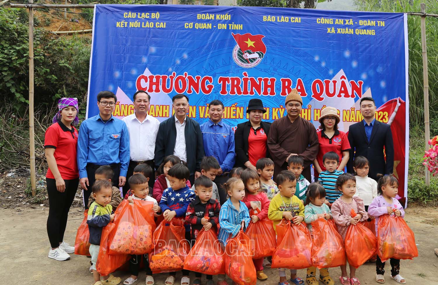 Tặng quà cho học sinh điểm trường Cốc Pục.