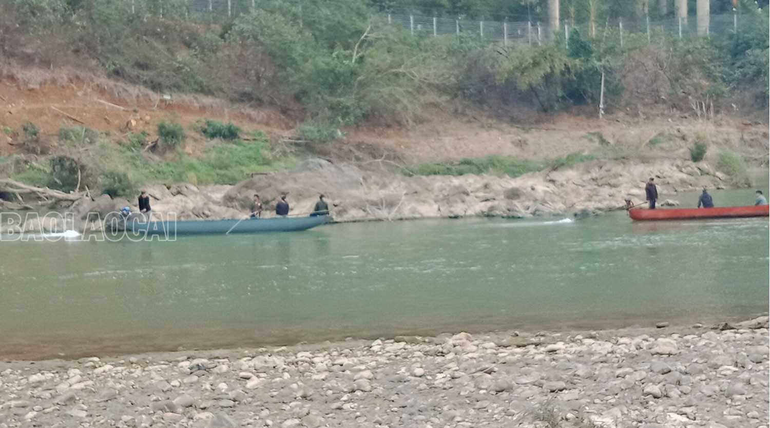 Các lực lượng chức năng tổ chức tìm kiếm trên sông.