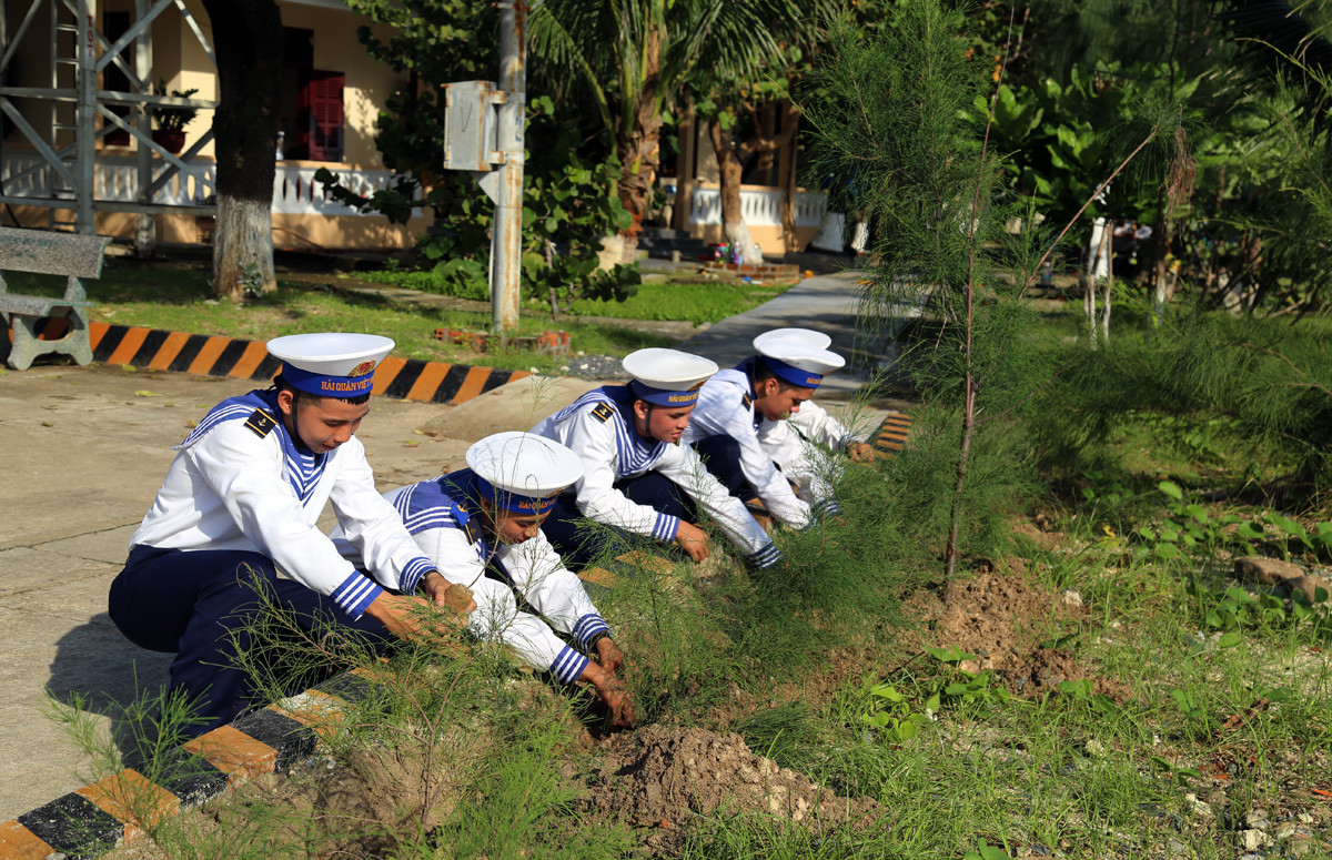 Cán bộ, chiến sỹ đảo Sinh Tồn trồng cây xanh, chỉnh trang doanh trại chuẩn bị đón xuân mới. Thực hiện nghi lễ thượng cờ Tổ quốc.