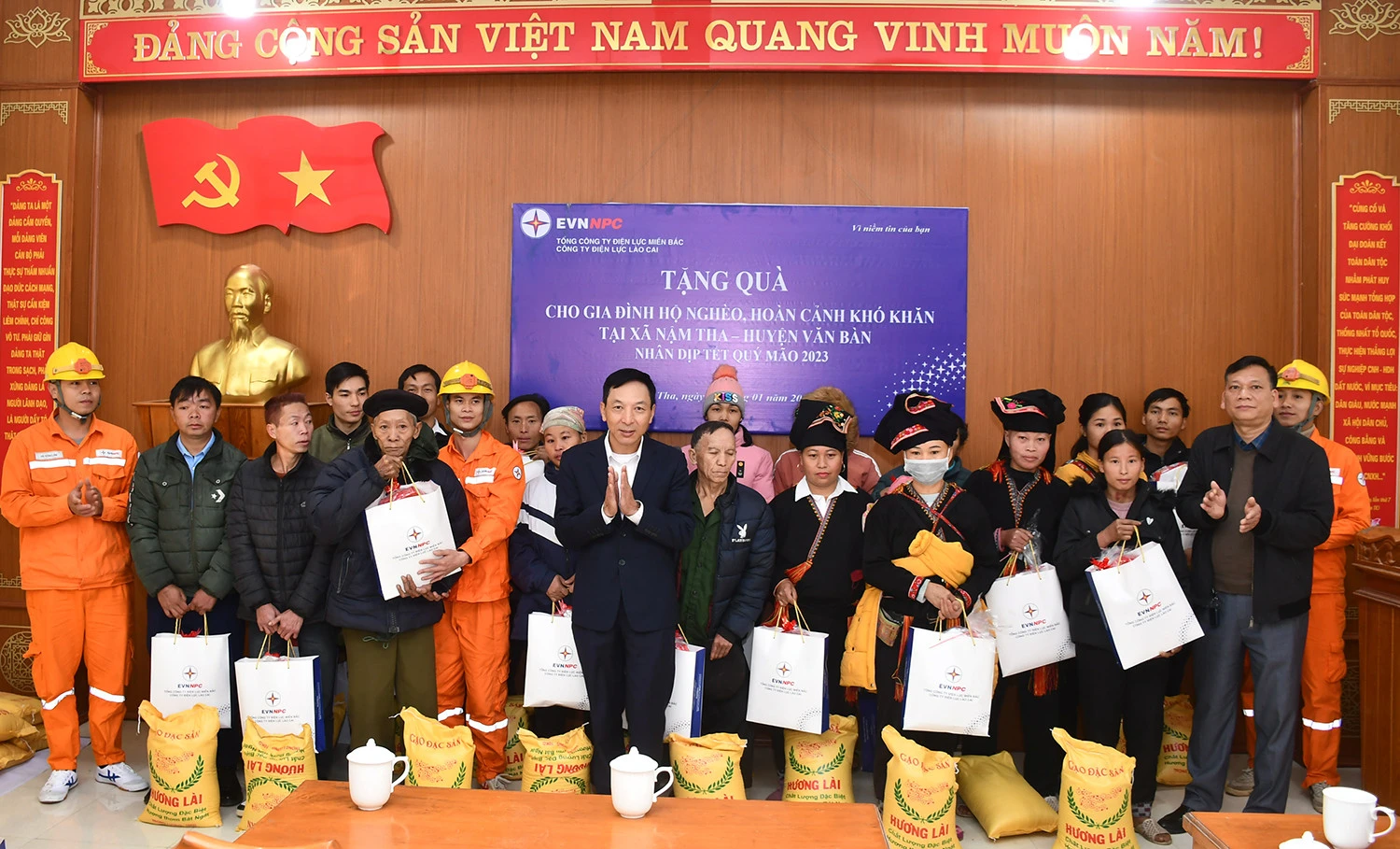 Công ty Điện lực Lào Cai tặng quà các hộ nghèo, hoàn&nbsp;cảnh khó khăn tại xã Nậm Tha ảnh 2