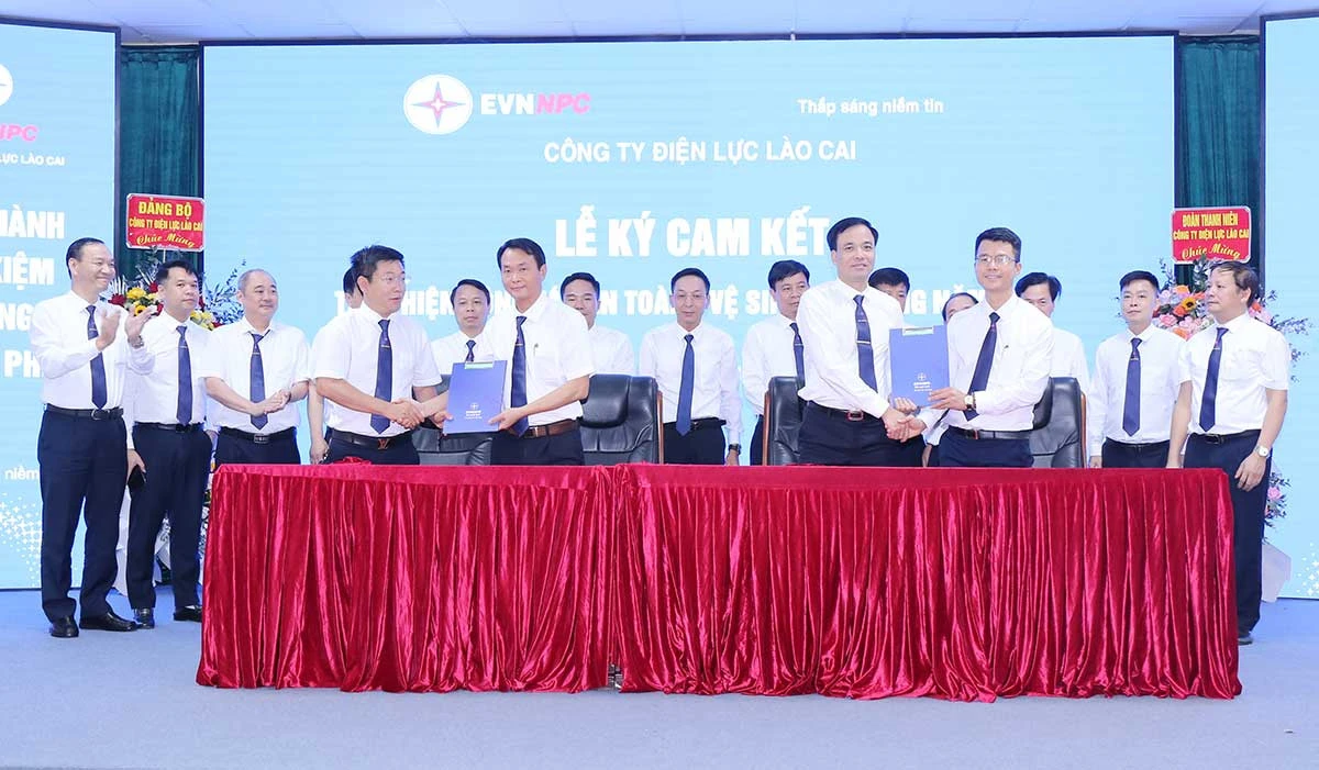 Đại diện lãnh đạo các đơn vị và công đoàn cùng cấp ký cam kết đẩy mạnh xây dựng văn hóa an toàn.