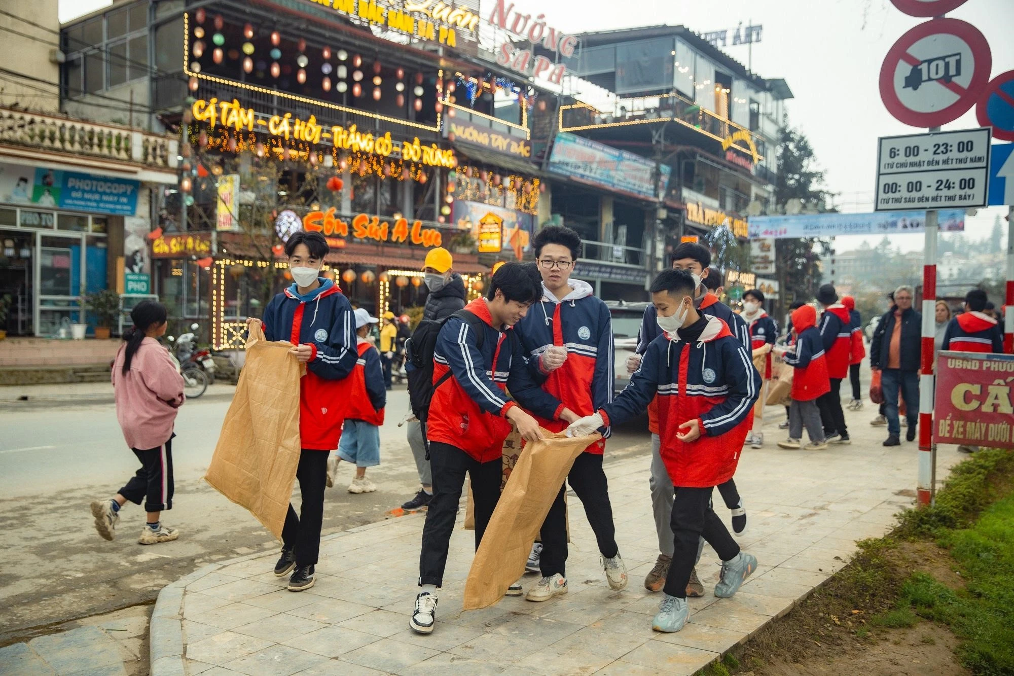 Lễ ra quân thu hút sự tham gia của 16 xã, phường, các cơ quan, doanh nghiệp kinh doanh dịch vụ và 6 cơ sở giáo dục.