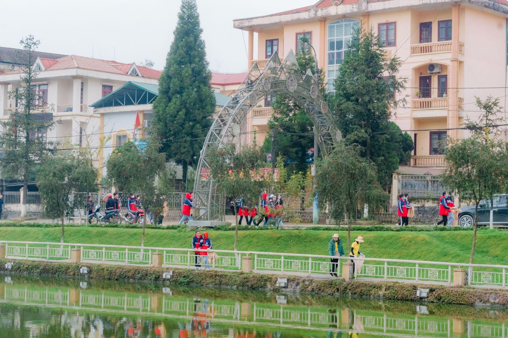 Lễ ra quân thu hút sự tham gia của 16 xã, phường, các cơ quan, doanh nghiệp kinh doanh dịch vụ và 6 cơ sở giáo dục.